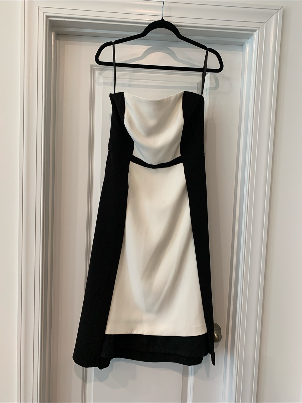 White House BMStrapless Black and White midi semi formal 10 NWOT